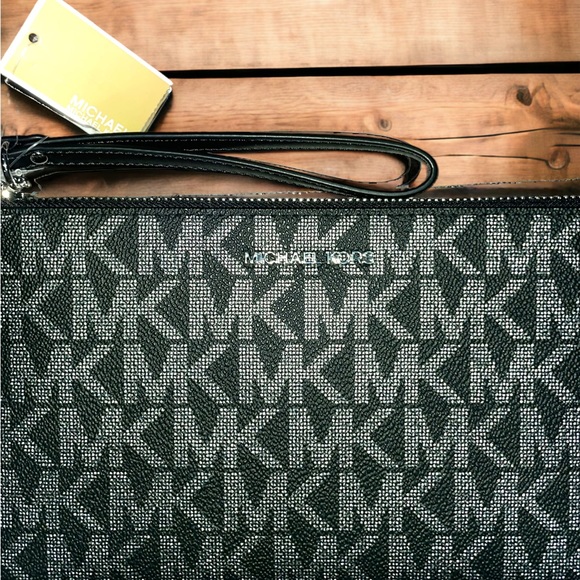 RARE MICHAEL KORS Leather Signature Large Zip Wristlet in Black/Silver NWT - Picture 2 of 3